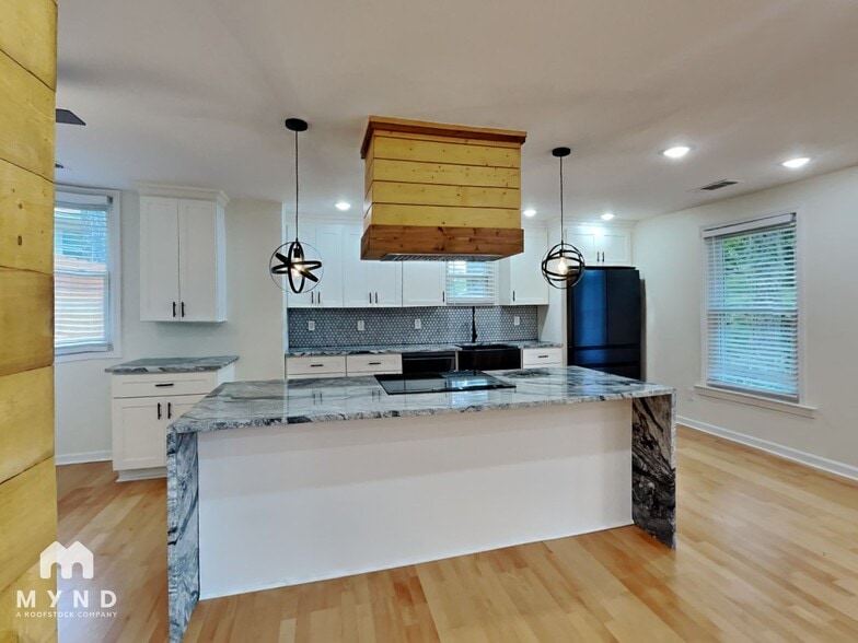 Building Photo - 2720 Hedgewood Dr NW