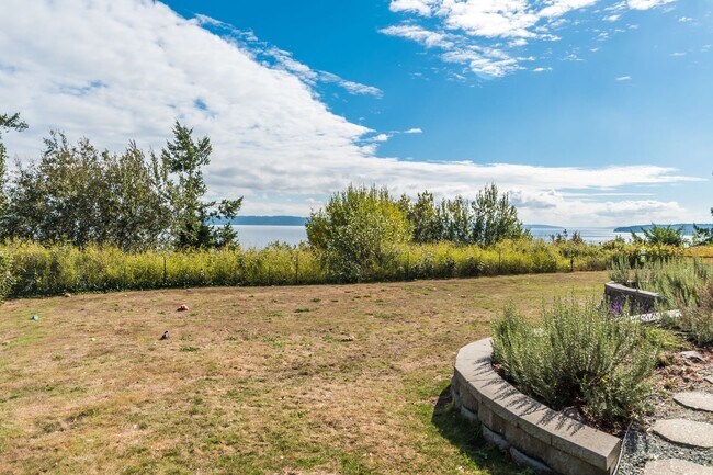 Building Photo - 3 Bedroom 2 Bath Home with a Wonderful View