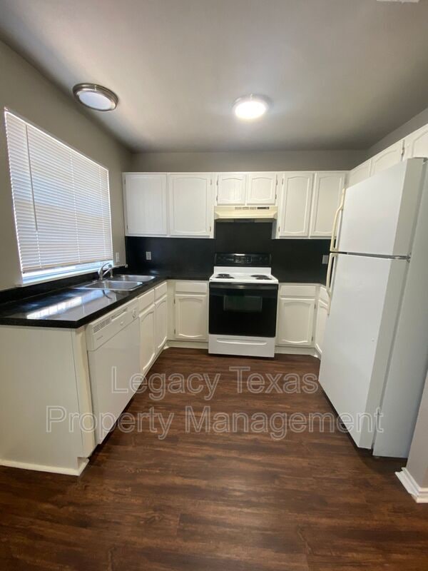 Building Photo - 1608 Sun Valley Dr