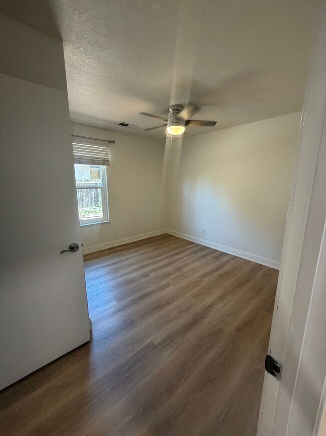 Building Photo - Stunning 4 bedroom, 2 bathroom with a Pool and Solar