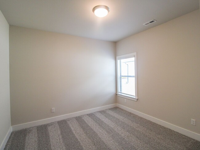 Building Photo - Beautiful townhome located minutes from At...