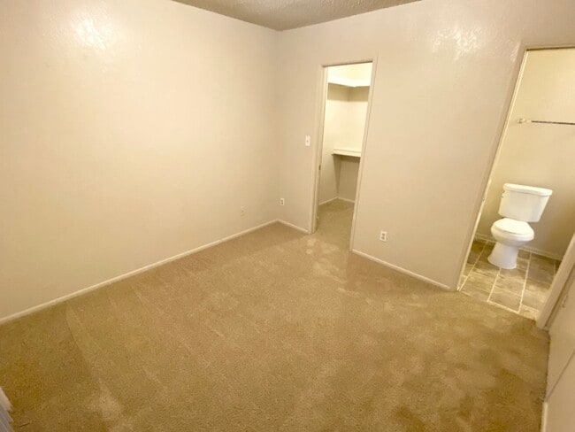 Building Photo - 2 Bedroom 2 Bathroom in Vista de Oeste