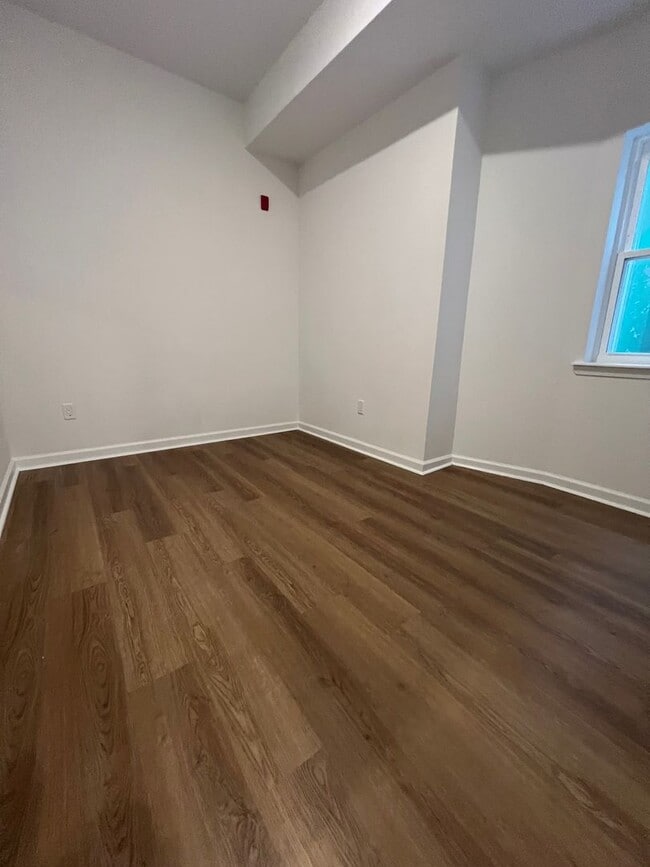 Building Photo - Newly Renovated 2-Bedroom Apartment in East Parkside! Available mid-July!