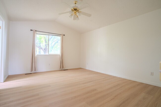 Building Photo - Beautiful Remodeled Home In Great Clinton Area