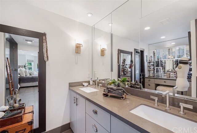 Building Photo - 16341 Hollywood Ln