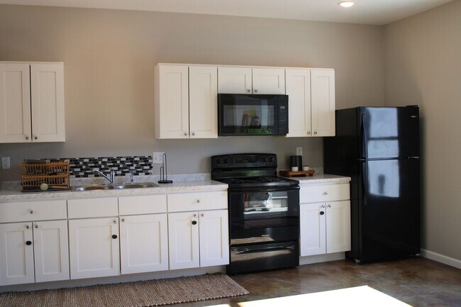 Building Photo - 2 bed, 1 bath Apartment