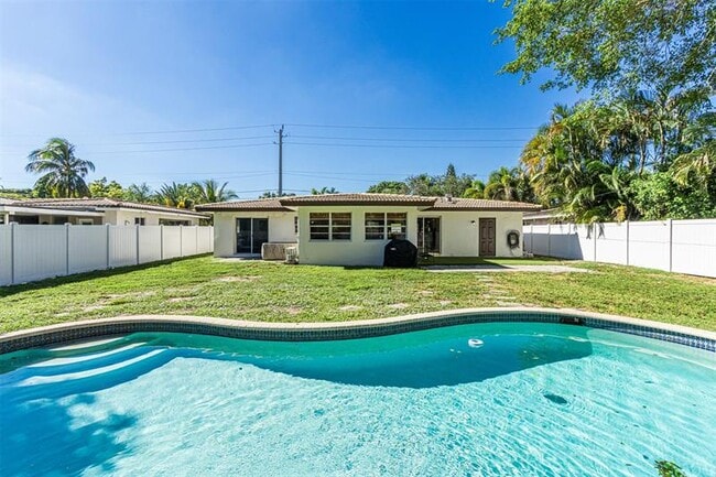 Building Photo - 936 NE 26th Ave