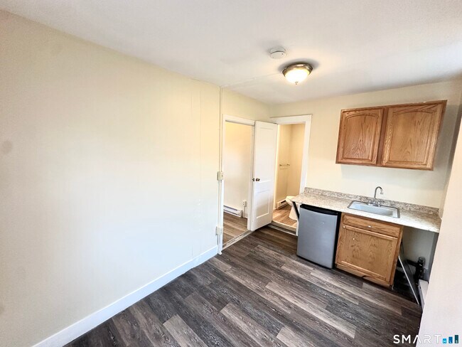 Building Photo - 1431 Bank St