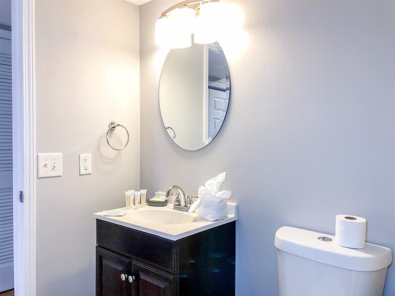 Building Photo - 5218 Beach Dr