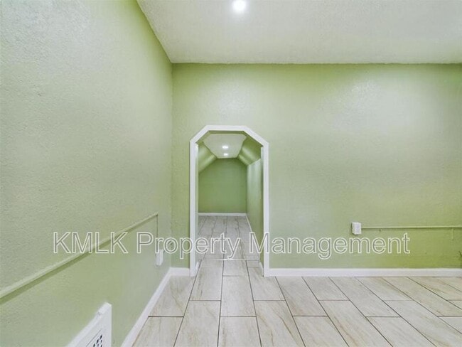 Building Photo - 187 W Long St