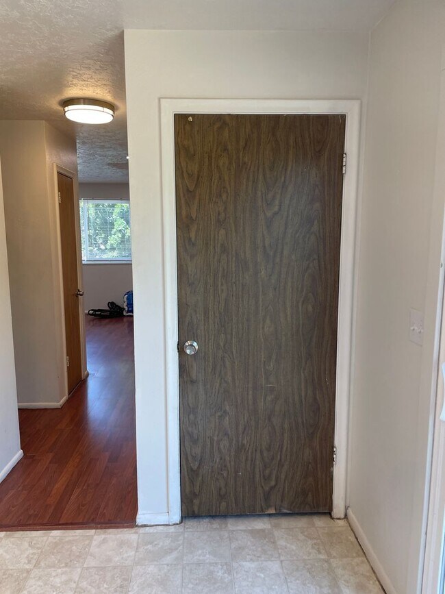 Building Photo - 2 Bedroom, 1.5 Bathroom Twin Home in West ...