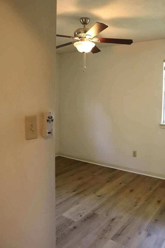 Building Photo - 2 Bedroom 1 Bath Available September 1. Cl...