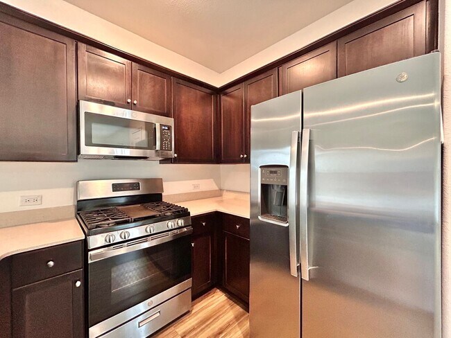Building Photo - Your Next Home Awaits – Bright, Modern & M...