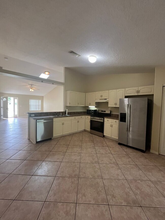 Building Photo - Welcome to this beautiful 3-bedroom, 2-bat...
