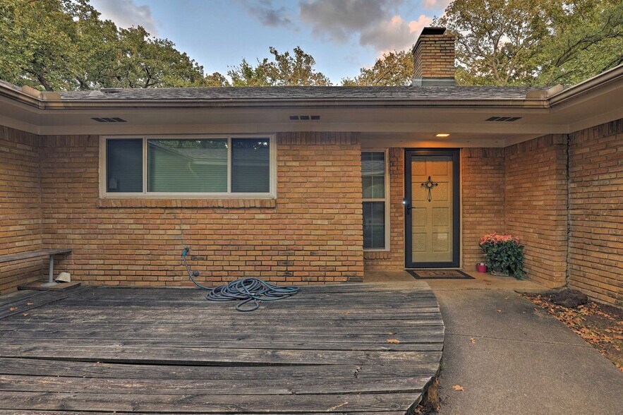 Building Photo - 2109 Woodside Dr