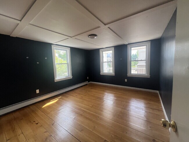 Building Photo - Large one bedroom, updated in the heart of Somersworth!