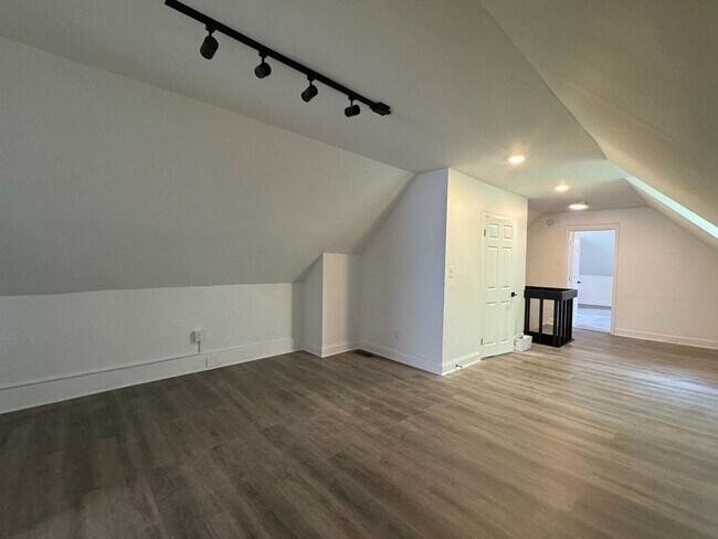 Building Photo - 7 Bed/3 Bath Mins. from UC Campus $750/pp ...