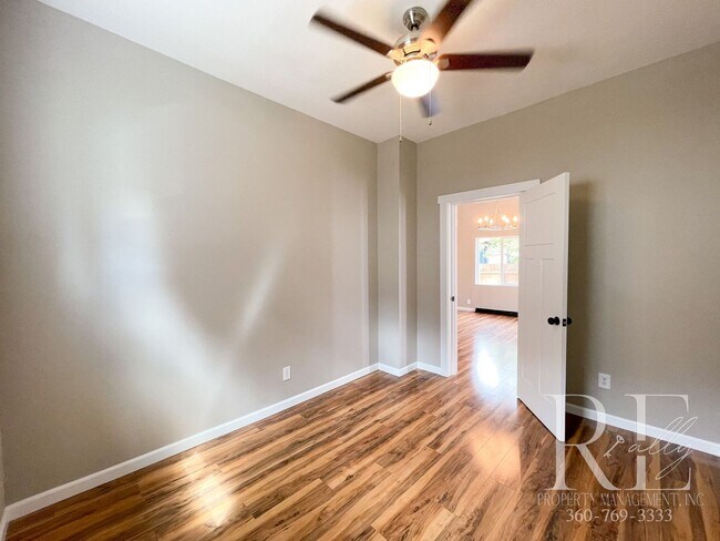 Building Photo - 3BR Bremerton Home with Vintage Charm & Mo...
