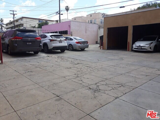 Building Photo - 150 S Kenmore Ave