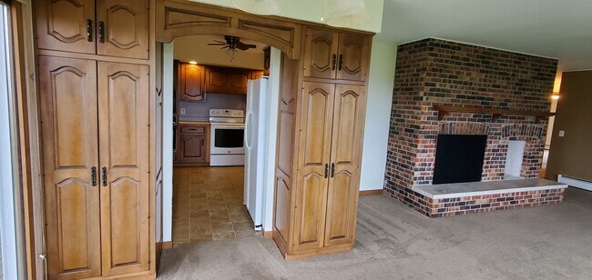 Building Photo - LARGE HOME WITH BEAUTIFUL VIEWS OF BOTH GRAND TRAVERSE BAYS