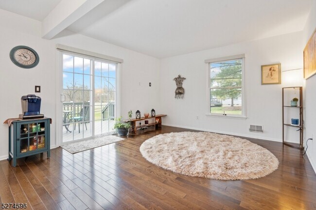 Building Photo - 18 Pond Ridge Dr