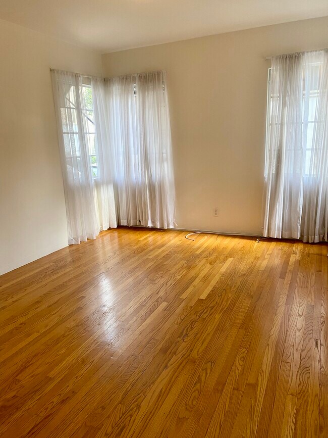 Bedroom One - 1935 1/2 Palmerston Pl