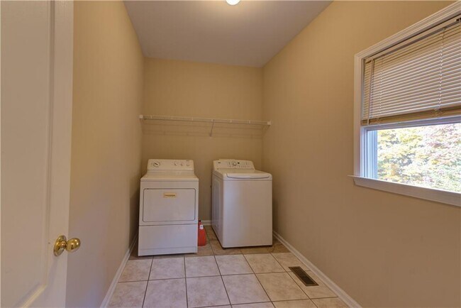 Building Photo - 1474 Lake Heights Cir