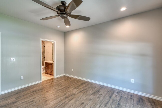 Building Photo - 301 Sunray