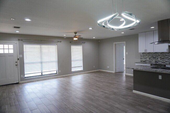 Building Photo - Charming Fully Updated 1930's Cottage in Jefferson Terrace