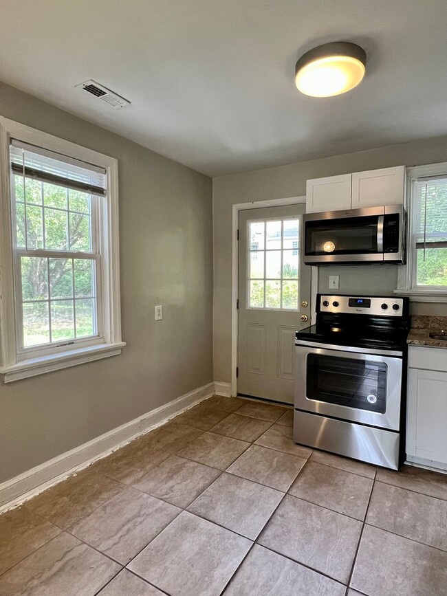 Building Photo - Charming 2 bedroom, 1 bathroom Rancher in ...