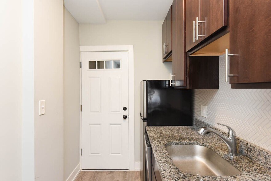 Building Photo - 725 W Brompton Ave