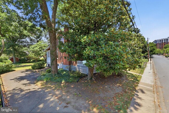 Building Photo - 912 N Garfield St