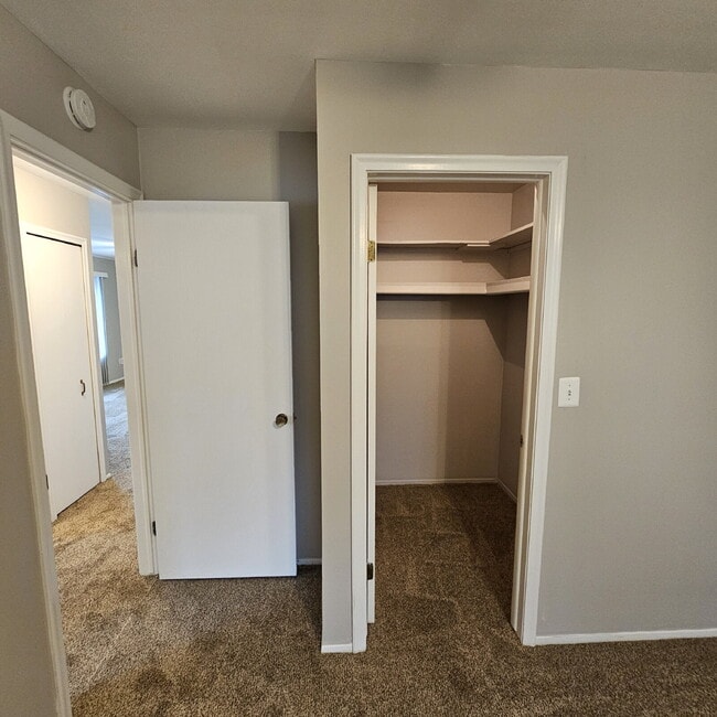 Building Photo - Updated 2 Bed Ranch Condo w/ Garage in Chesterfield, Prime Location