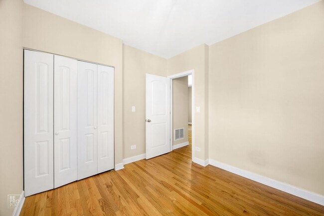 Building Photo - A Fantastic 2-bed in Fabulous Lakeview