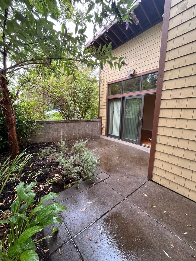 Building Photo - 3-Bedroom Condo in Cal Young