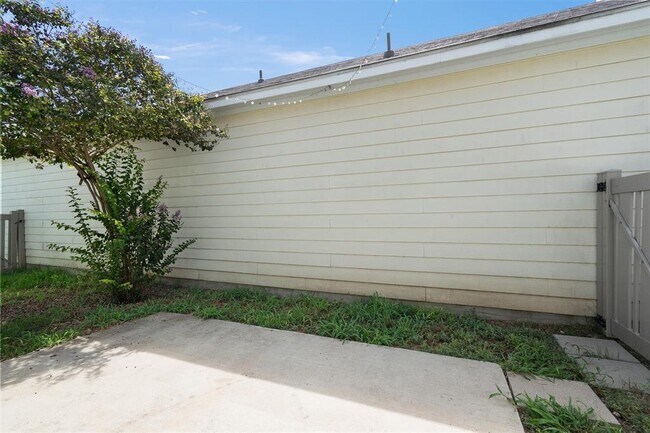 Building Photo - 1606 Sanders