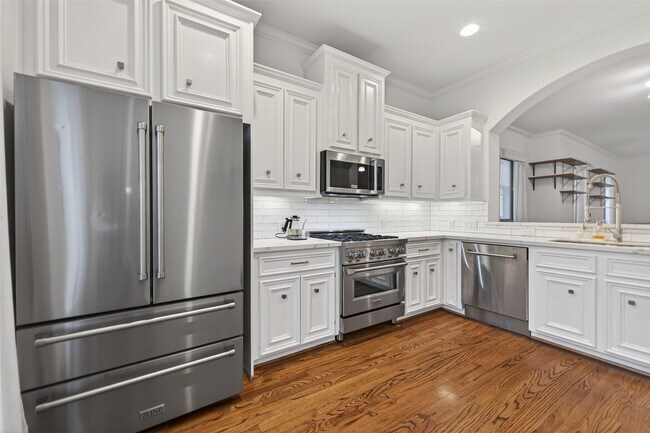 Building Photo - 2308 Bastrop St