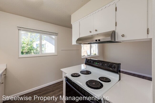 Building Photo - 2705 SE Courtney Ave