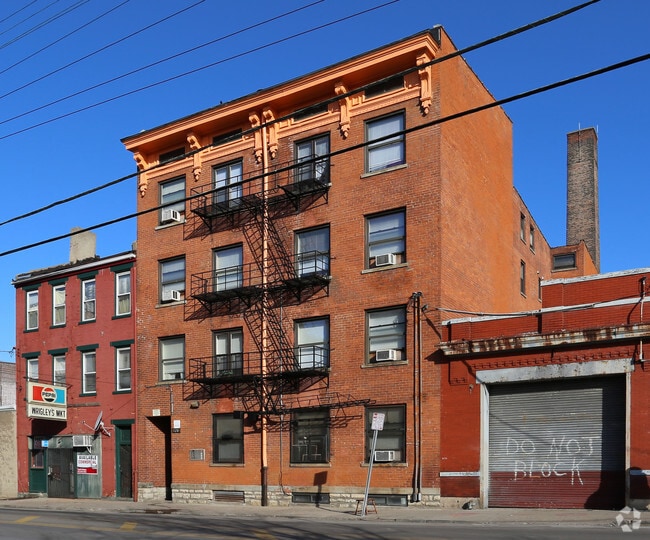Primary Photo - Carl Apartments