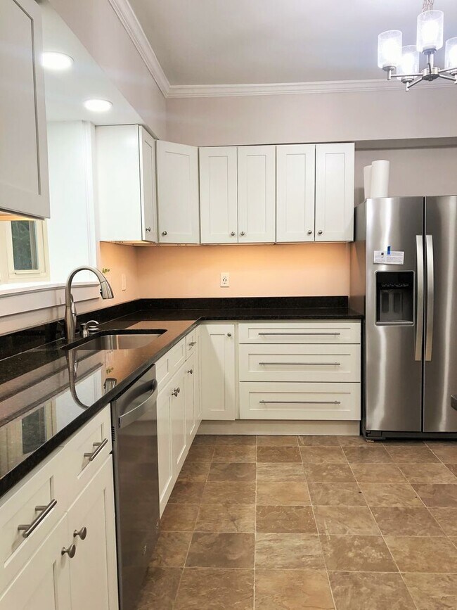 Building Photo - 4039 Kingston Pike