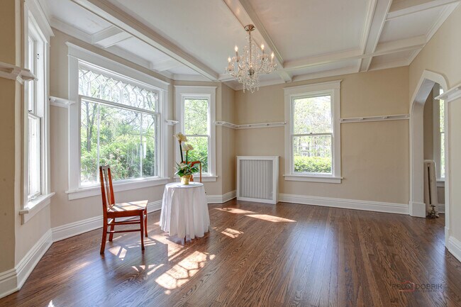 Building Photo - 544 Ravine Ave