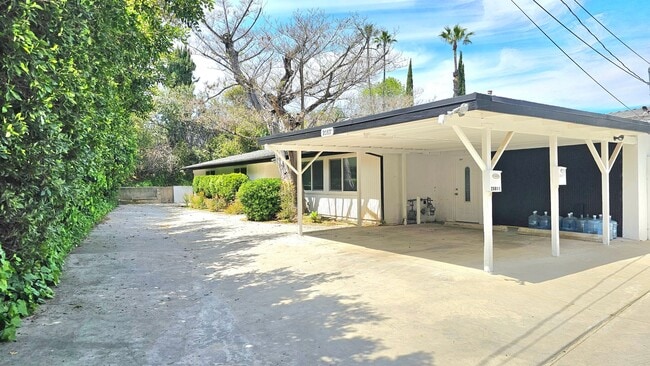 Building Photo - Mid Century Modern - 4 Bedroom Carlton Terrace Pool Home