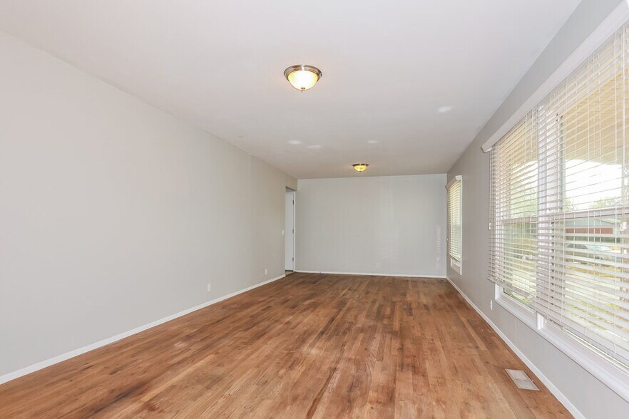 Building Photo - 13 Cricket Ct