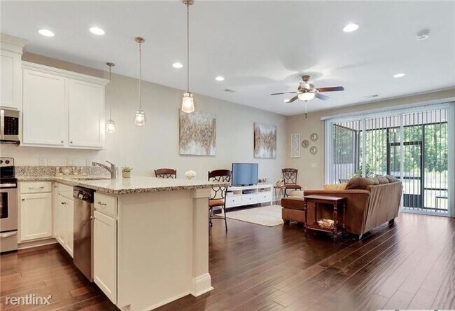 Building Photo - 3 br, 2.5 bath Townhome - 244 Lake Lily Dr