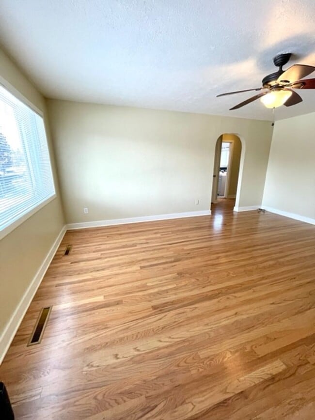 Building Photo - Wonderful Single Level Updated home with A/C!