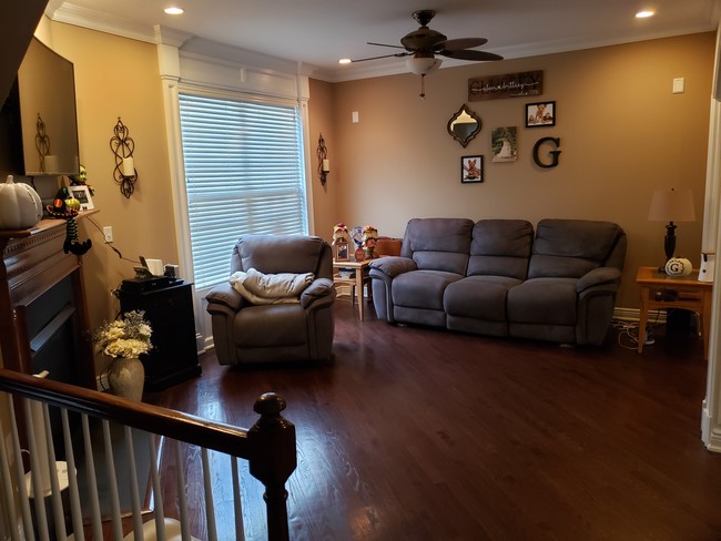 Living Room - 39 Russell Ct