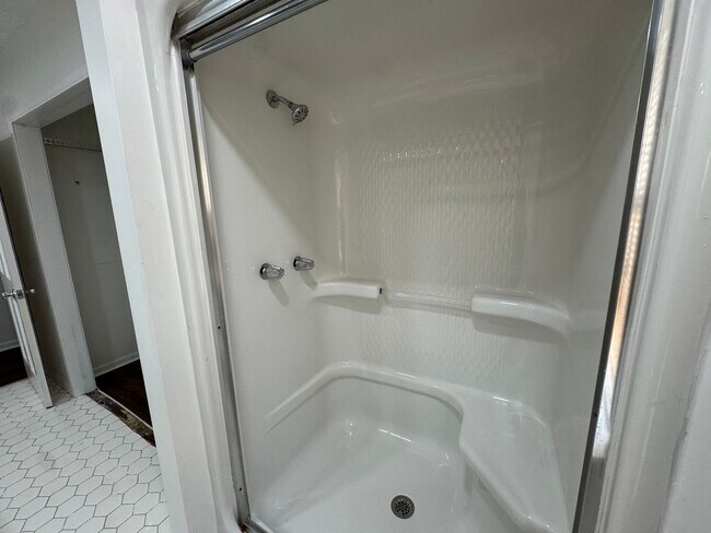 Building Photo - Charming 3 bedroom, 2 bathroom Ranch-Style Home