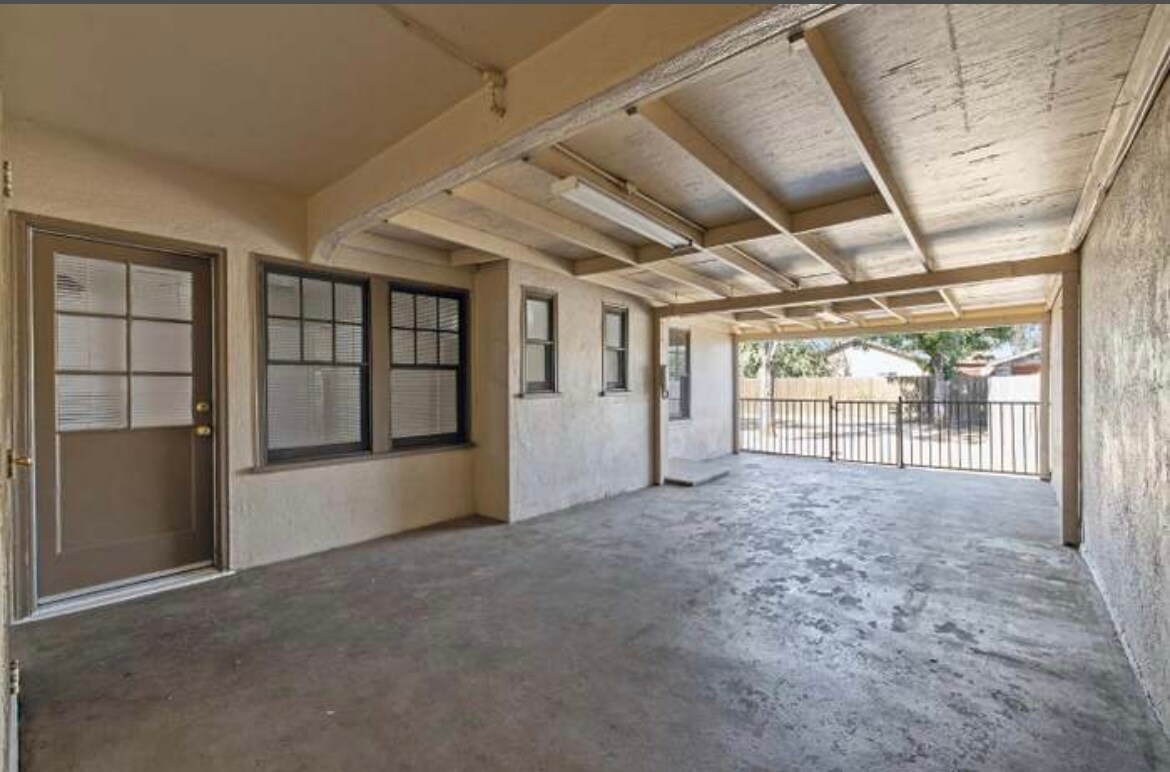 Building Photo - 1204 E Sequoia Ave