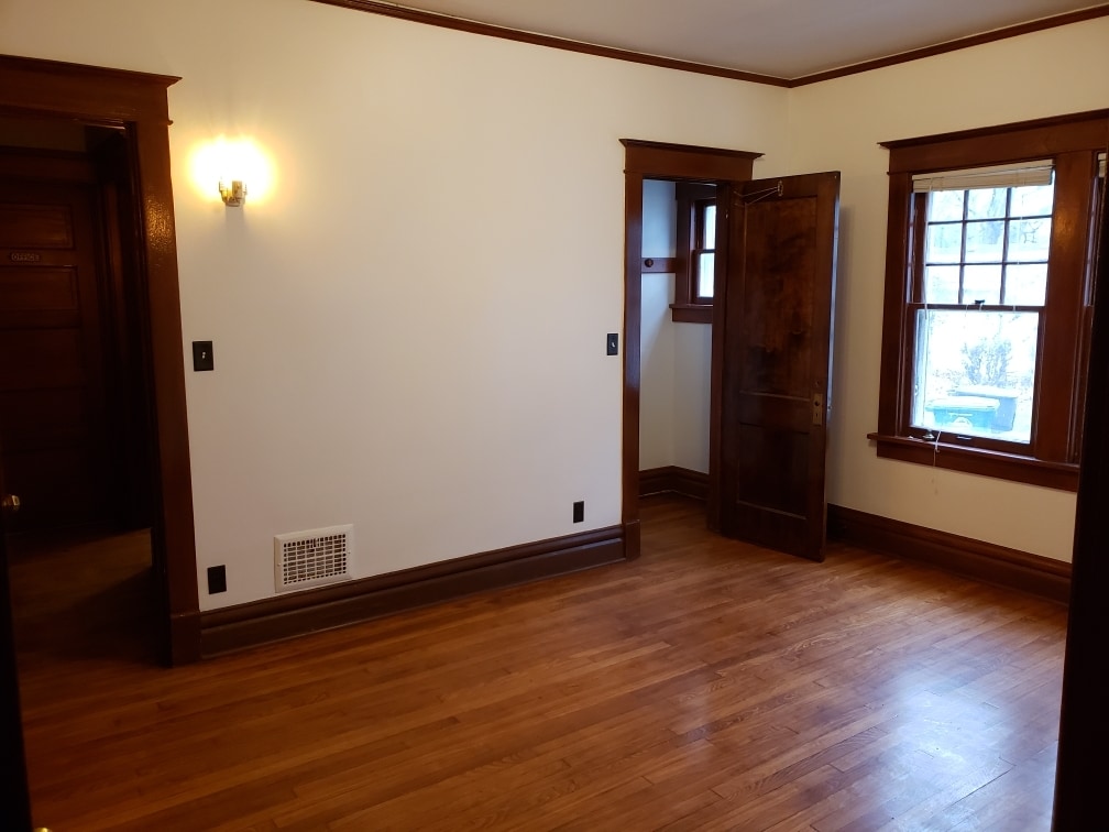 Building Photo - 1833 E 9th St