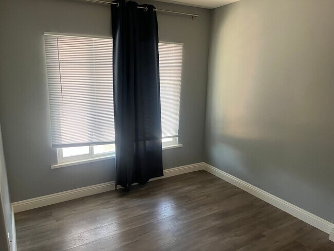 Building Photo - POOL HOME 3 BEDROOMS 3 BATHS